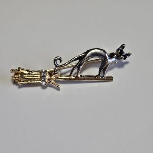 Gold Tone Crystal Gray Cat On Broom Brooch Pin Halloween Witch